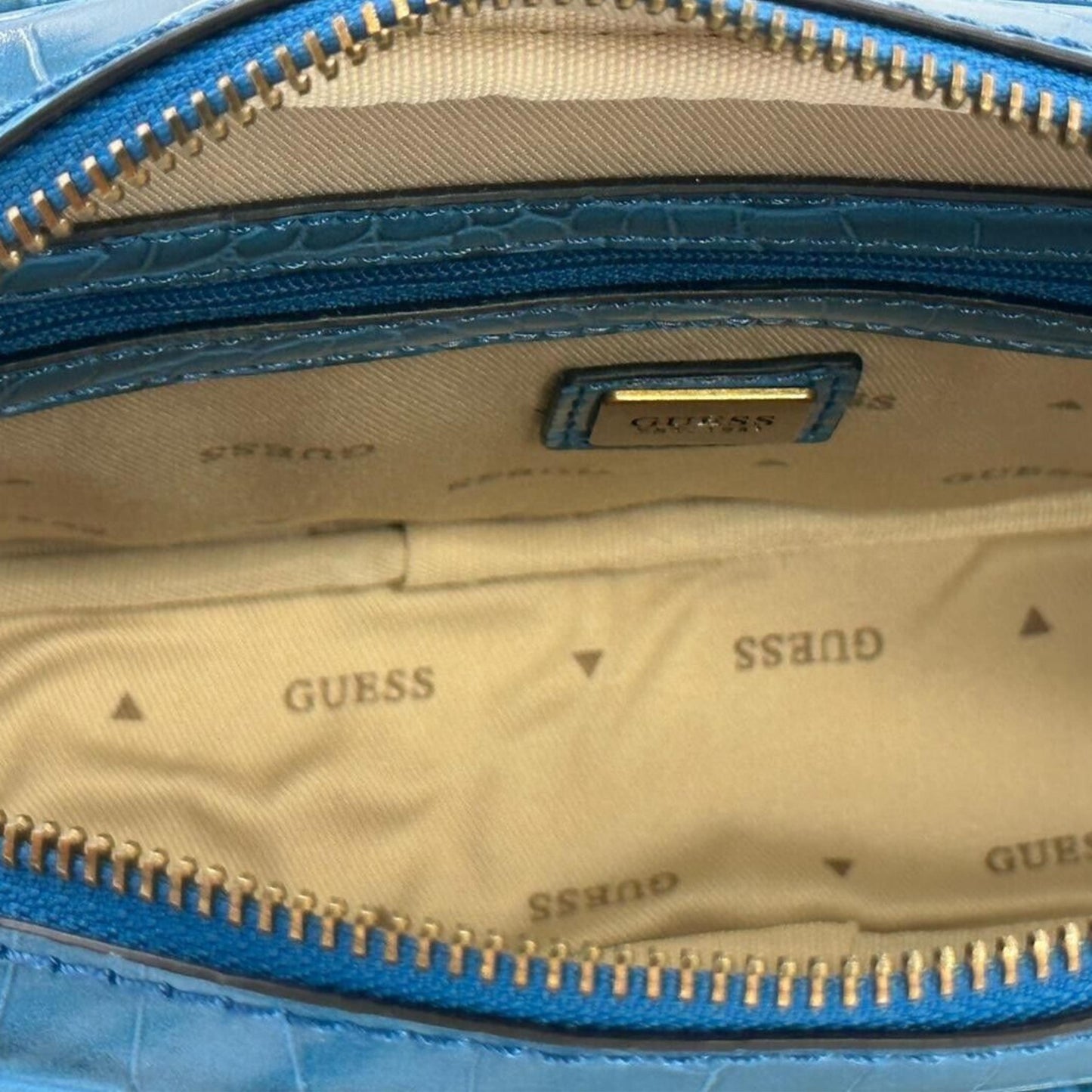 GUESS Aviana Camera Bag - 190231591276