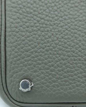 Hermès Taurillon Clemence Picotin Lock 18 PM Etain – Good Condition – Close-up of a taupe gray pebbled leather bag corner