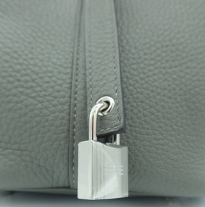 Hermès Taurillon Clemence Picotin Lock 18 PM Etain – Good Condition – Close-up of a silver padlock attached to a gray
