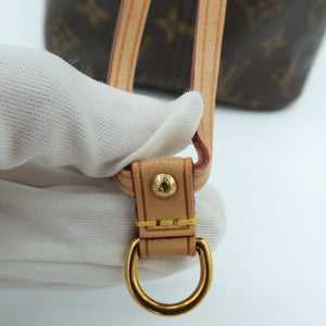 Louis Vuitton Neverfull MM Monogram Tote Bag with Pink Interior – Pre-Loved Good Condition – a close-up of a hand wearing a
