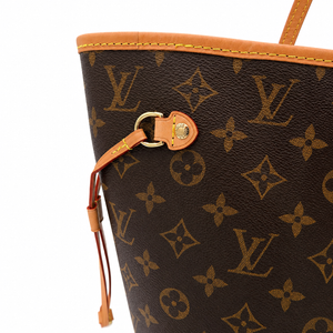 Pre-Owned Louis Vuitton Monogram Tote Bag – Brown – Close-up of a Louis Vuitton monogram tote bag in dark brown coated