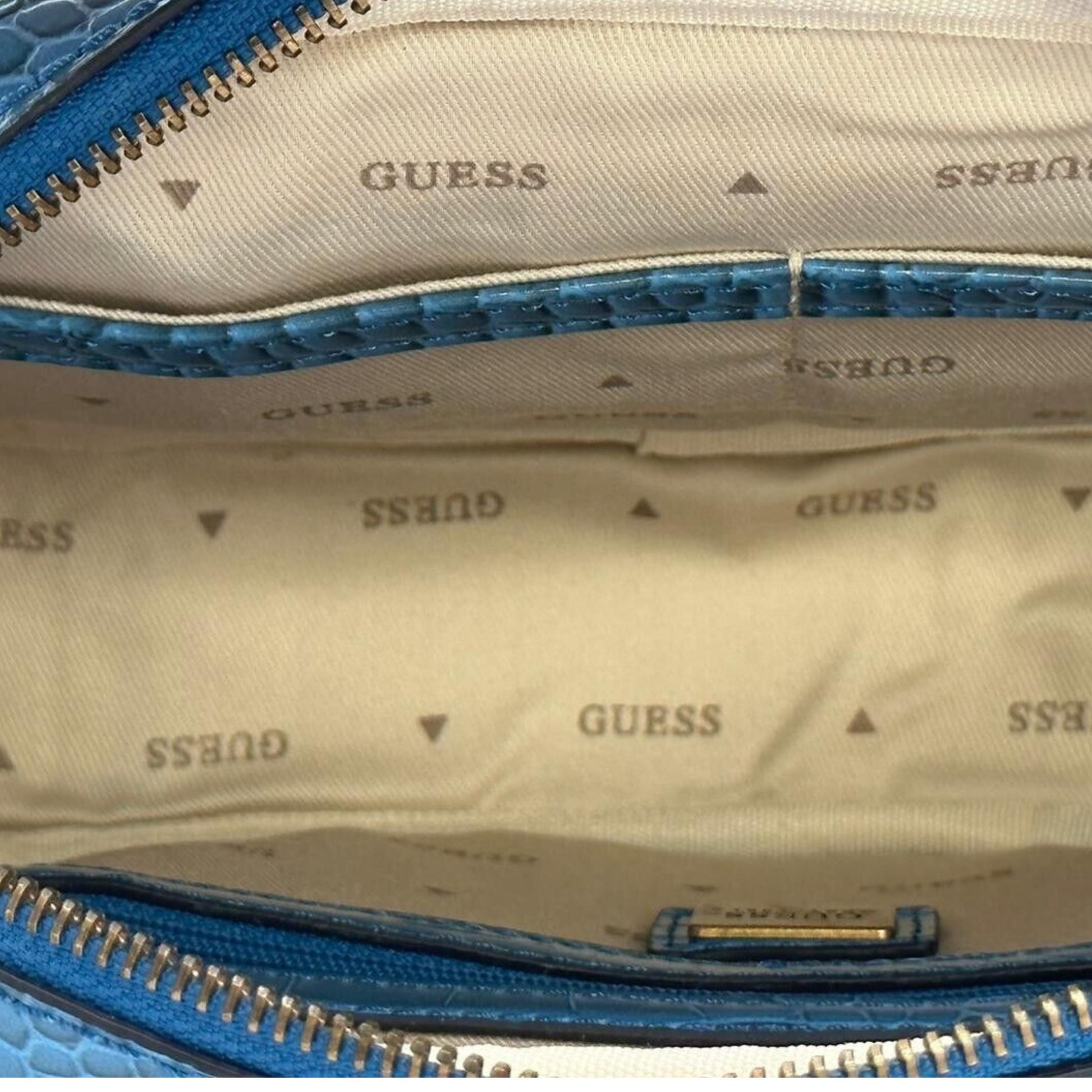 GUESS Aviana Camera Bag - 190231591276