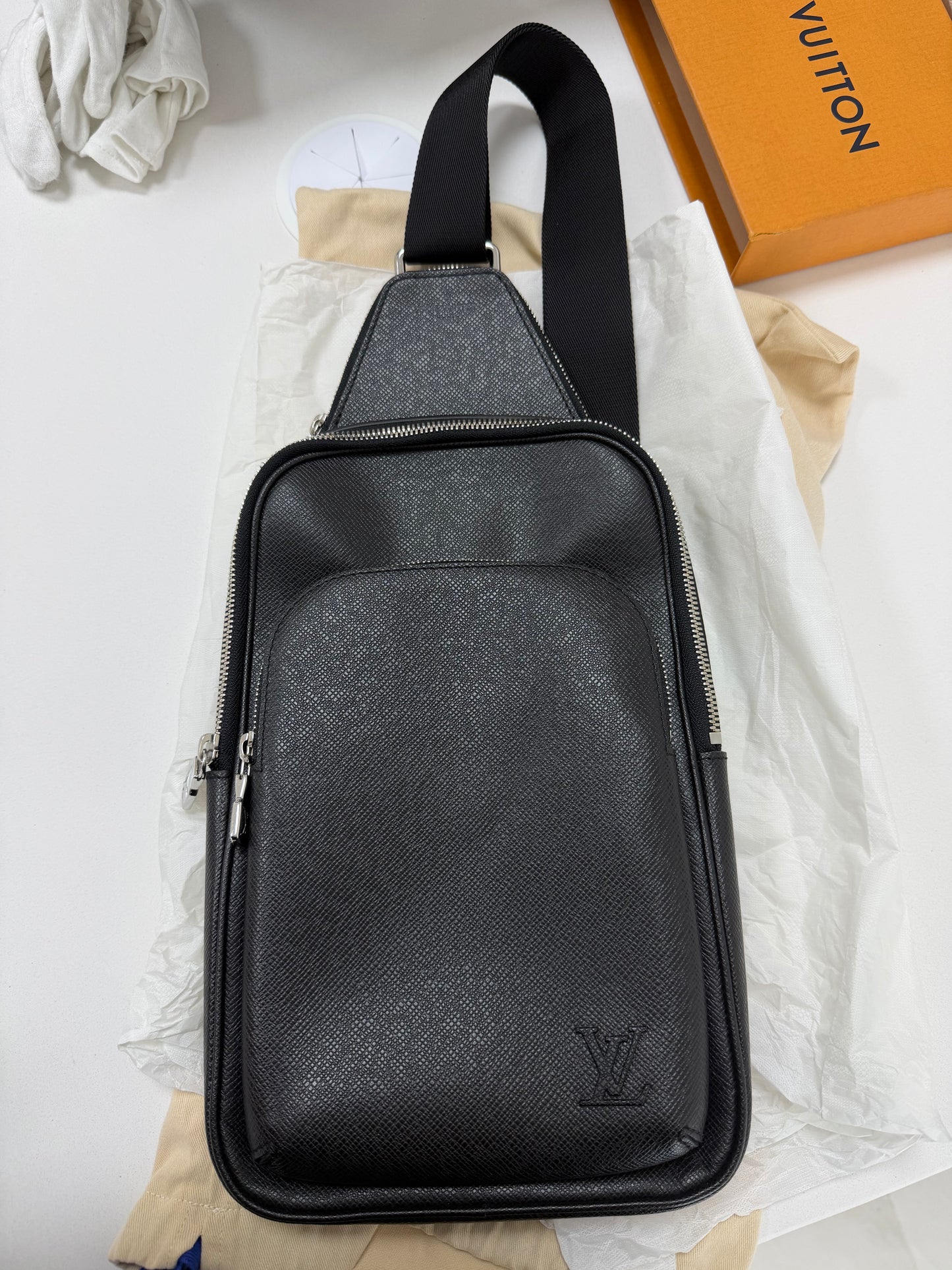 Louis Vuitton Avenue Slingbag Black - PRE OWNED