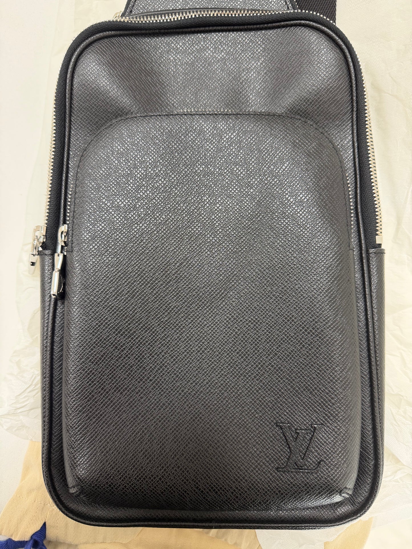 Louis Vuitton Avenue Slingbag Black - PRE OWNED