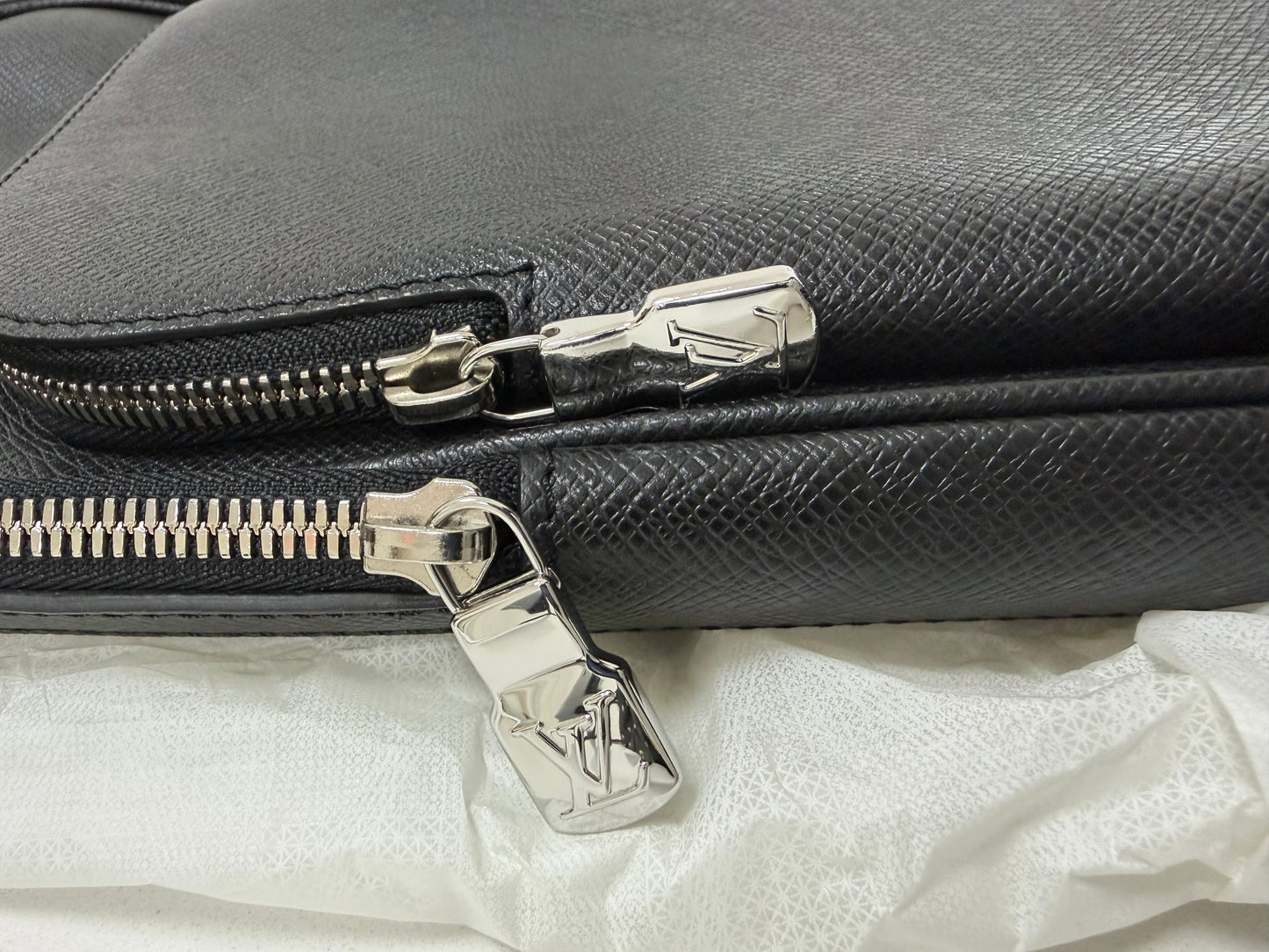 Louis Vuitton Avenue Slingbag Black - PRE OWNED