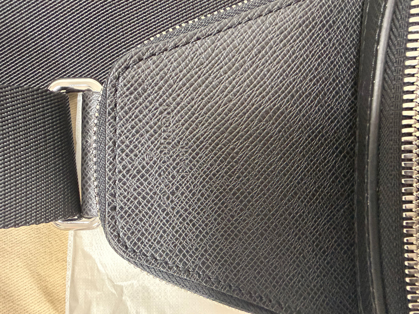 Louis Vuitton Avenue Slingbag Black - PRE OWNED