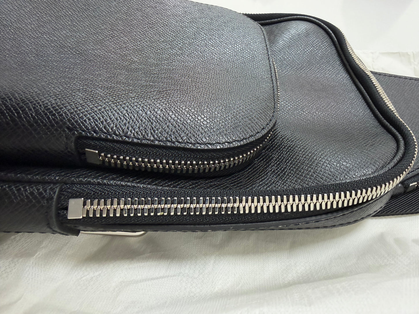 Louis Vuitton Avenue Slingbag Black - PRE OWNED