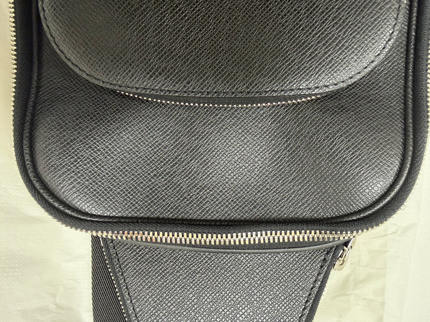 Louis Vuitton Avenue Slingbag Black - PRE OWNED