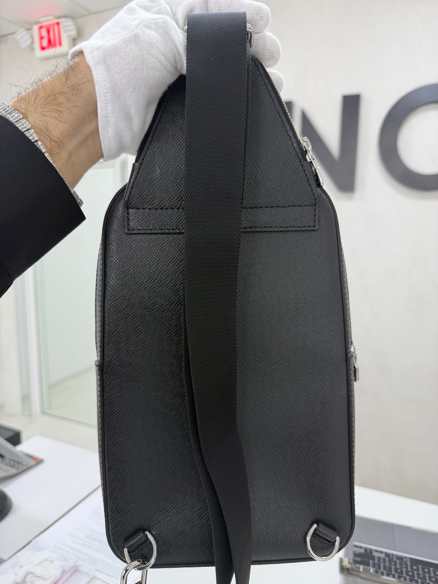 Louis Vuitton Avenue Slingbag Black - PRE OWNED