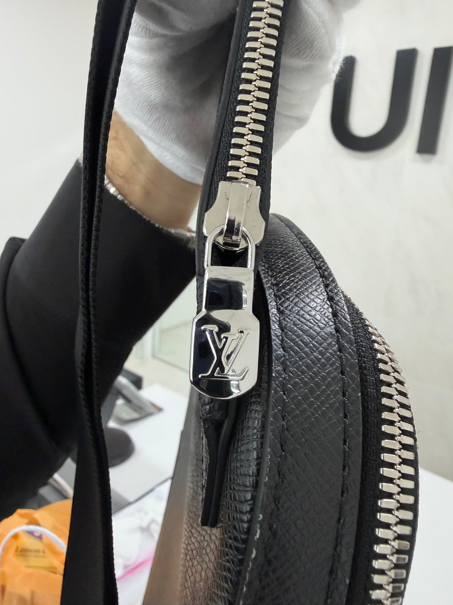 Louis Vuitton Avenue Slingbag Black - PRE OWNED