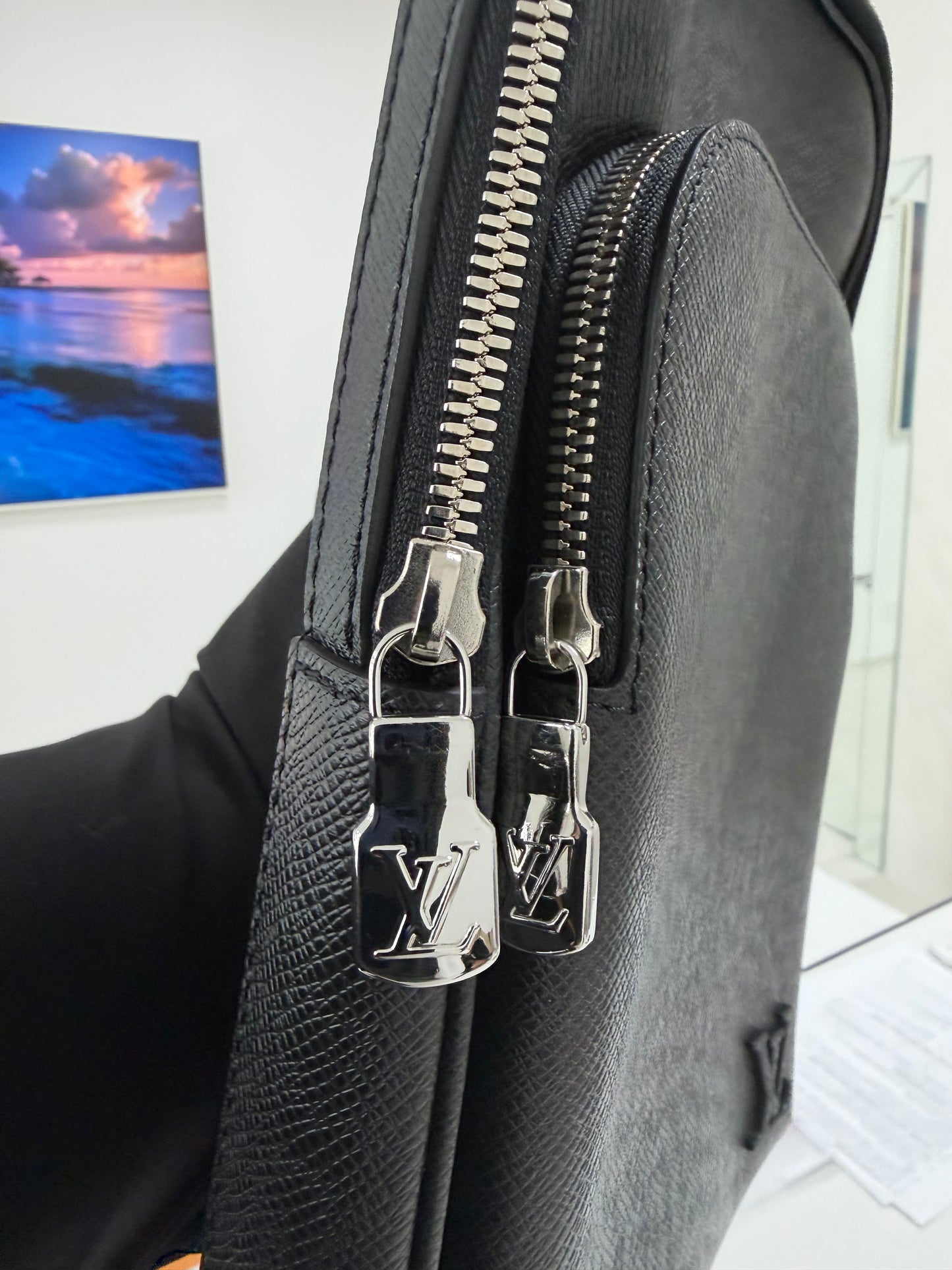 Louis Vuitton Avenue Slingbag Black - PRE OWNED