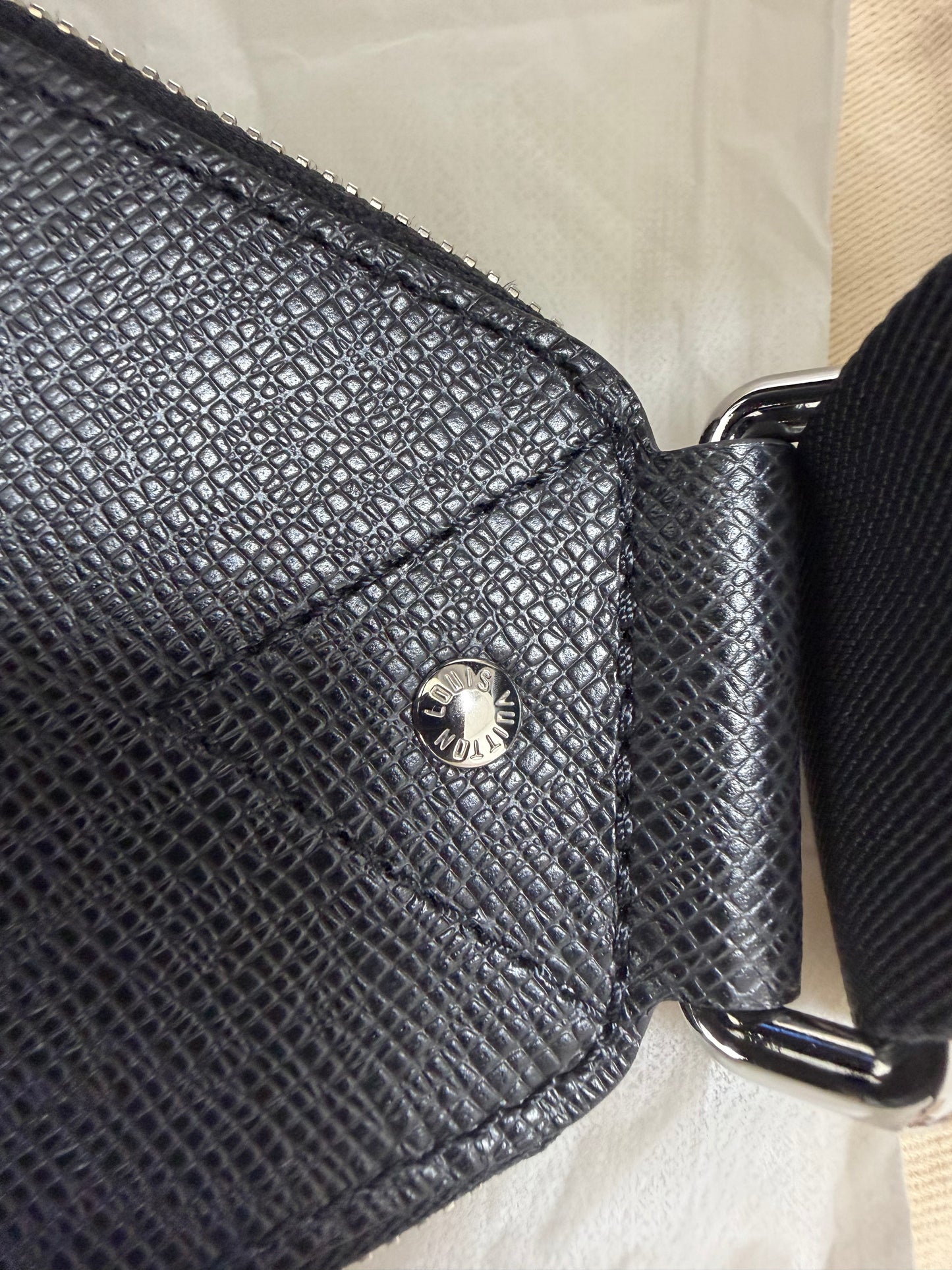 Louis Vuitton Avenue Slingbag Black - PRE OWNED