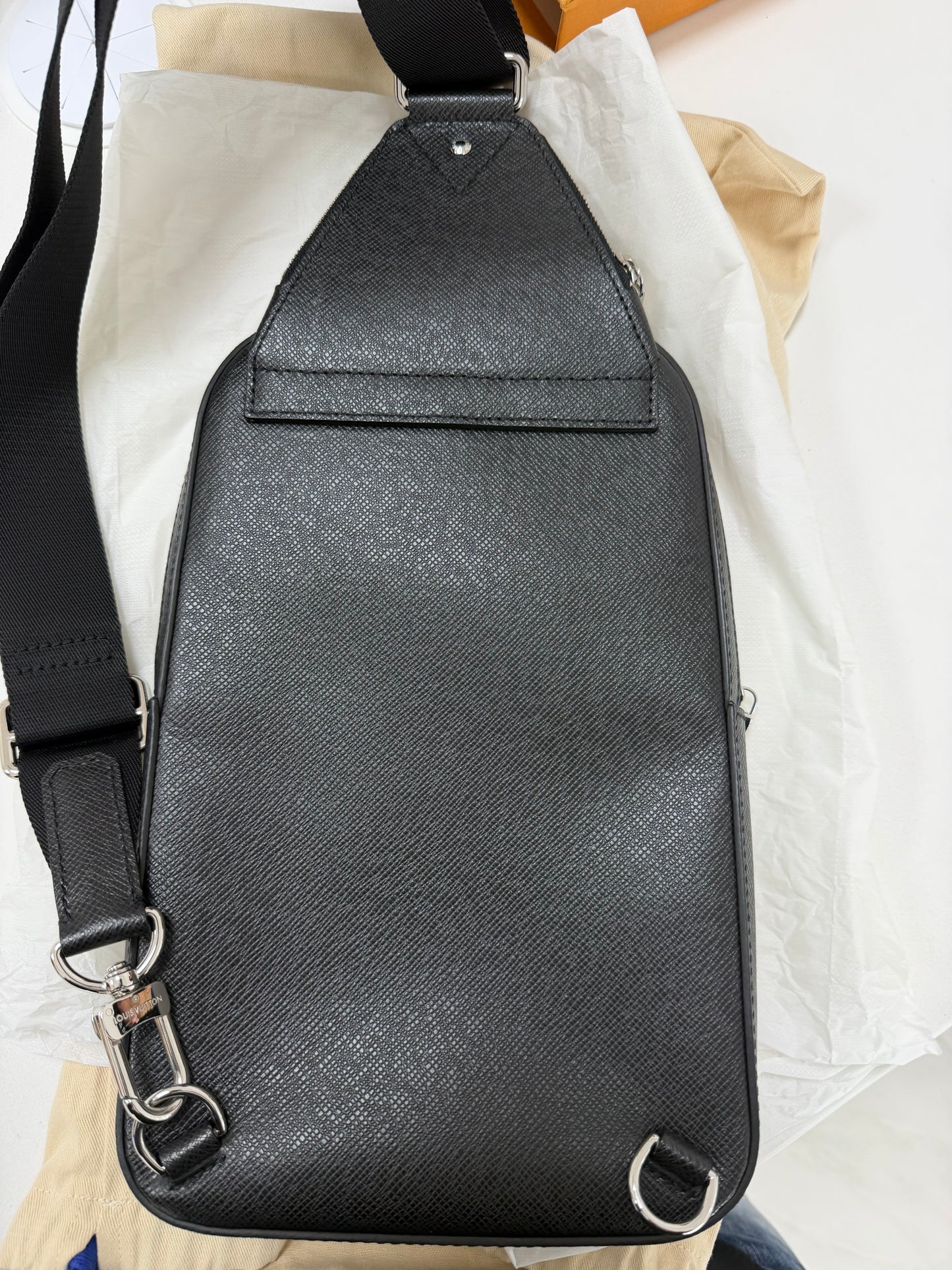 Louis Vuitton Avenue Slingbag Black - PRE OWNED