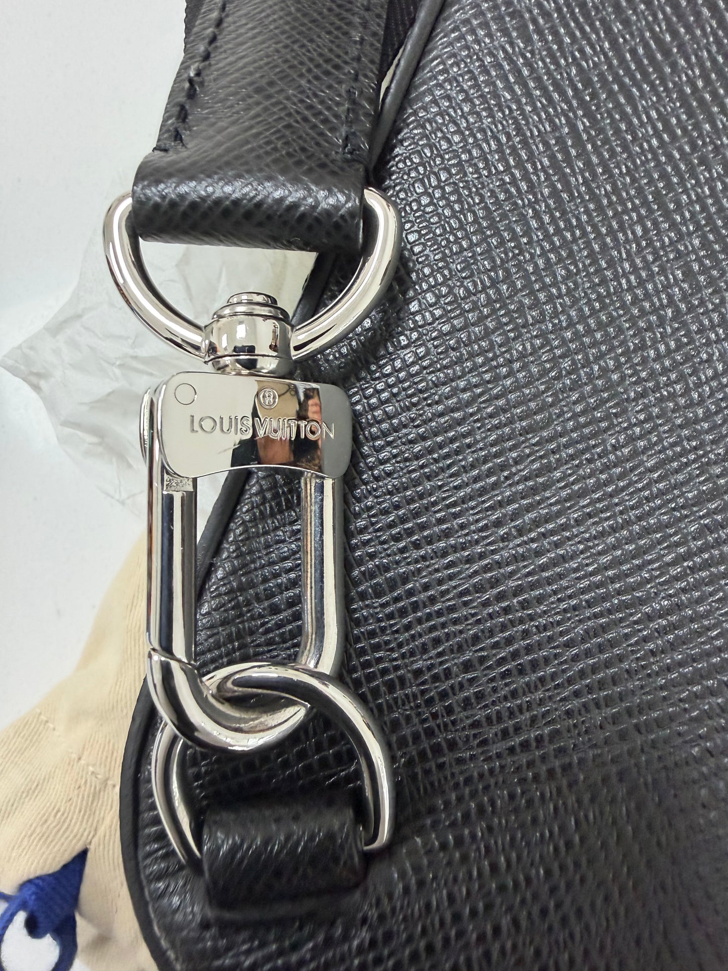 Louis Vuitton Avenue Slingbag Black - PRE OWNED