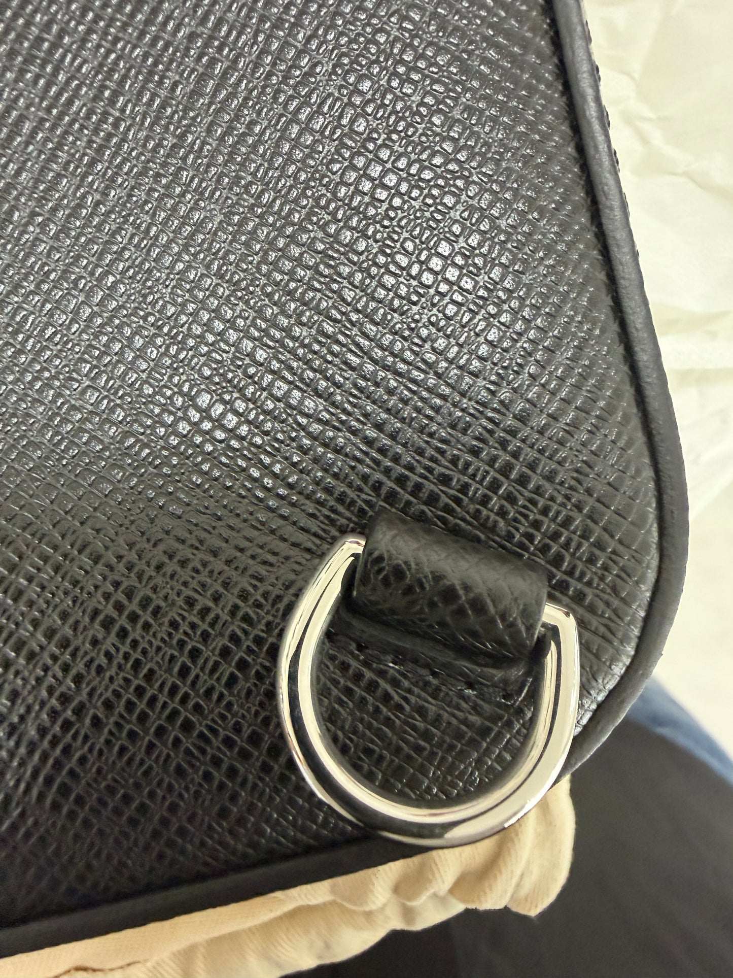 Louis Vuitton Avenue Slingbag Black - PRE OWNED