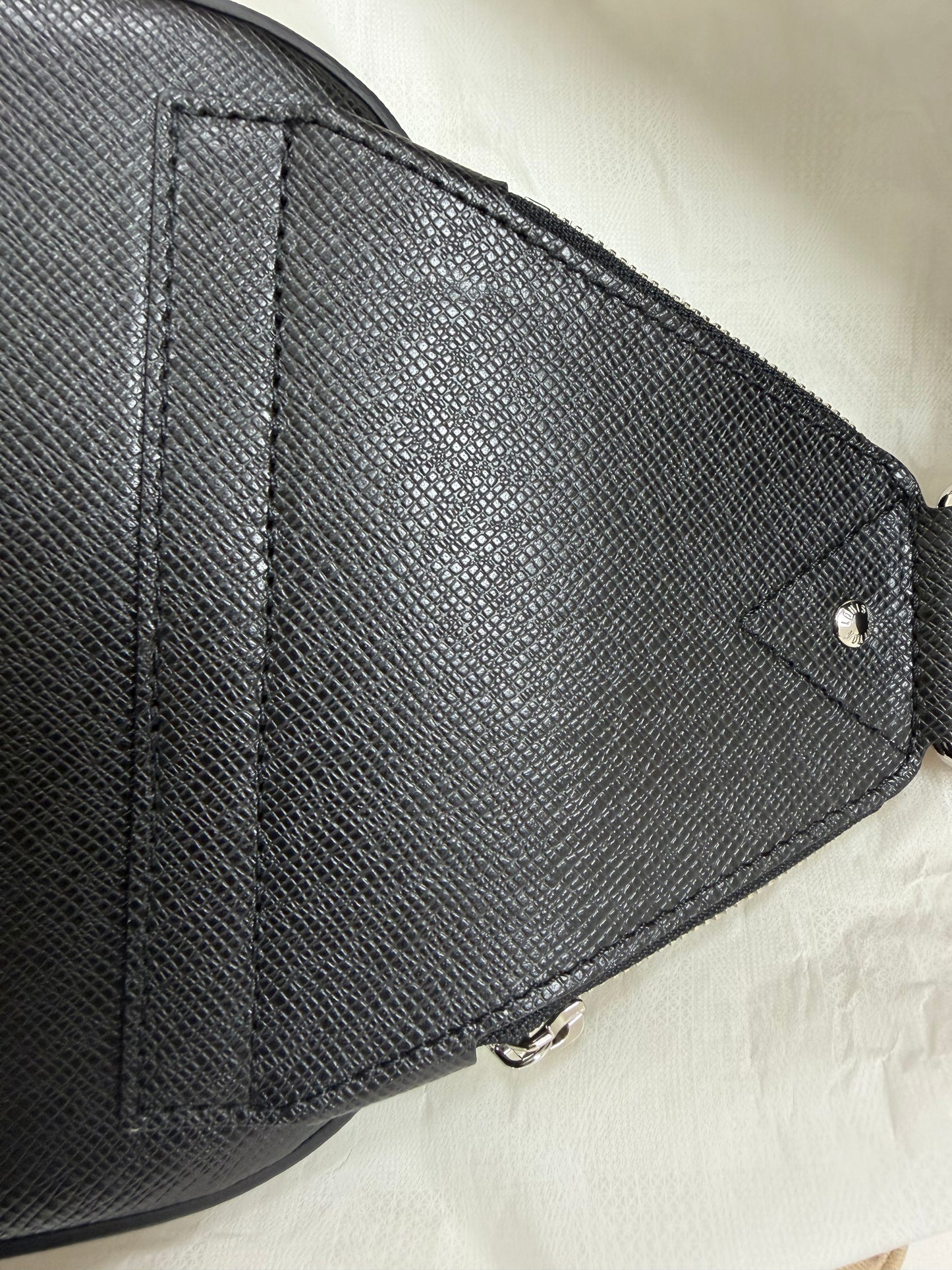 Louis Vuitton Avenue Slingbag Black - PRE OWNED