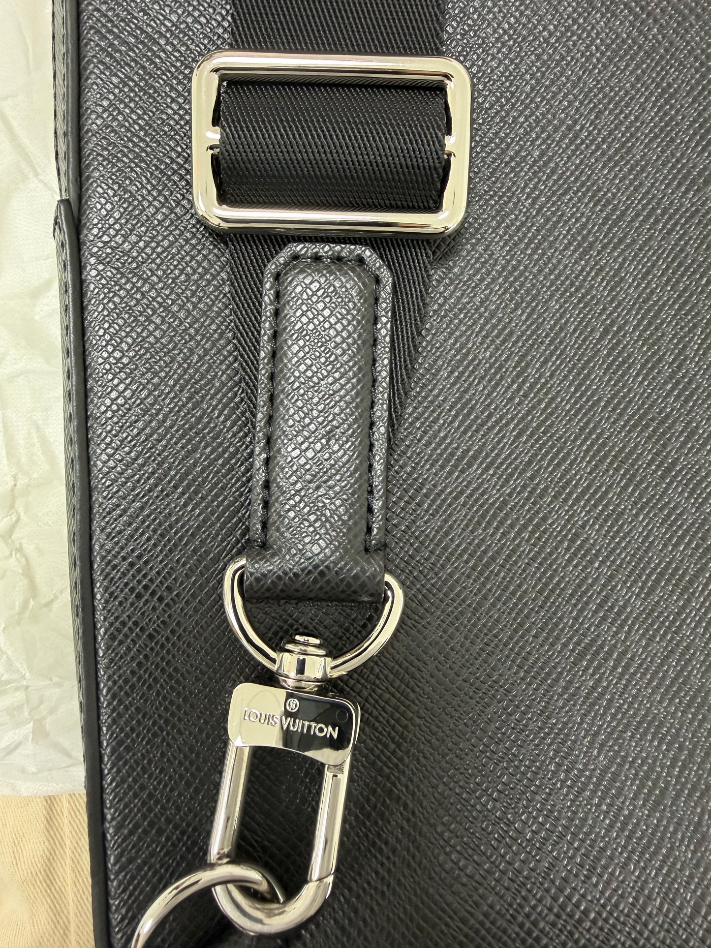 Louis Vuitton Avenue Slingbag Black - PRE OWNED