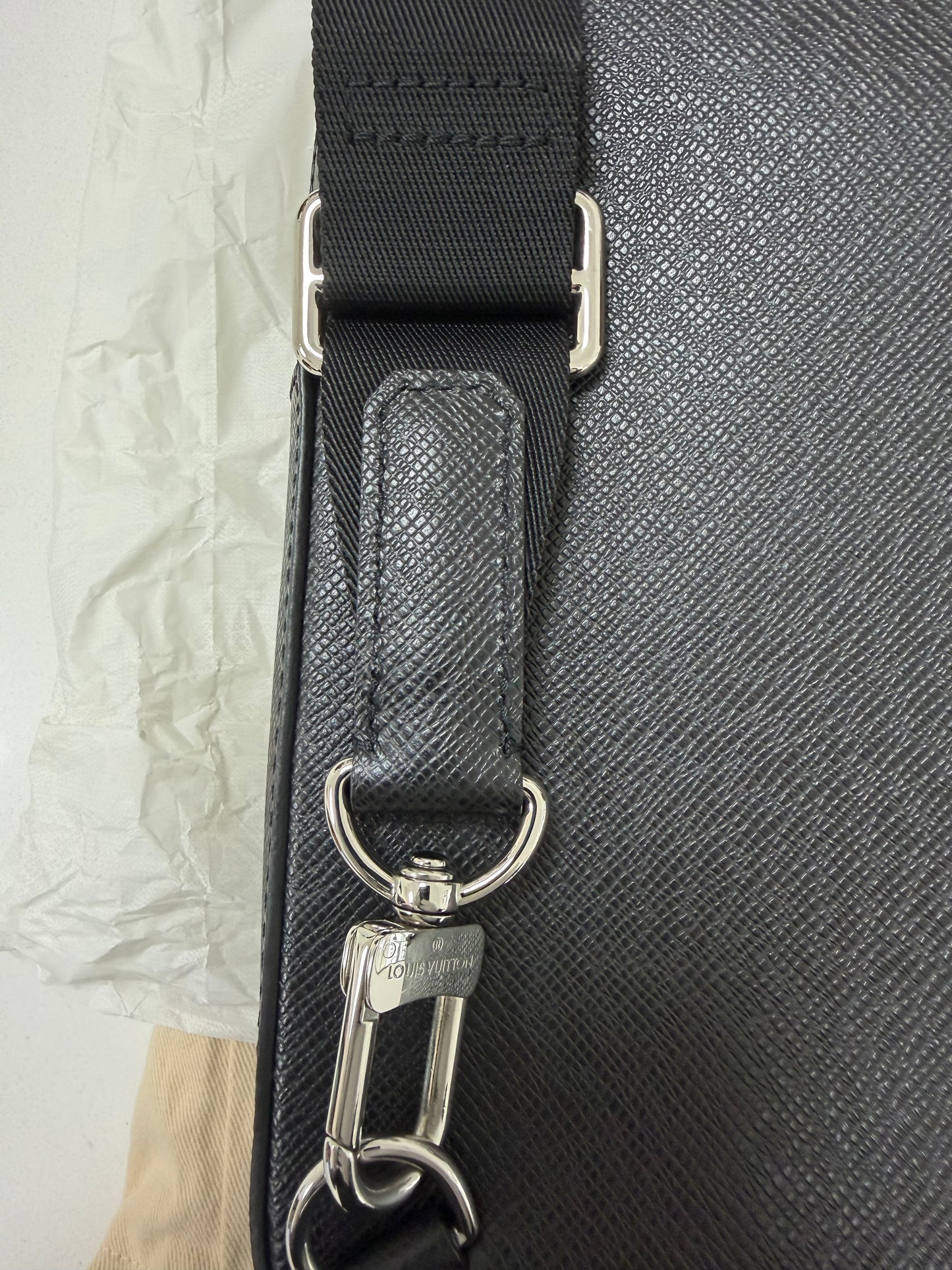 Louis Vuitton Avenue Slingbag Black - PRE OWNED