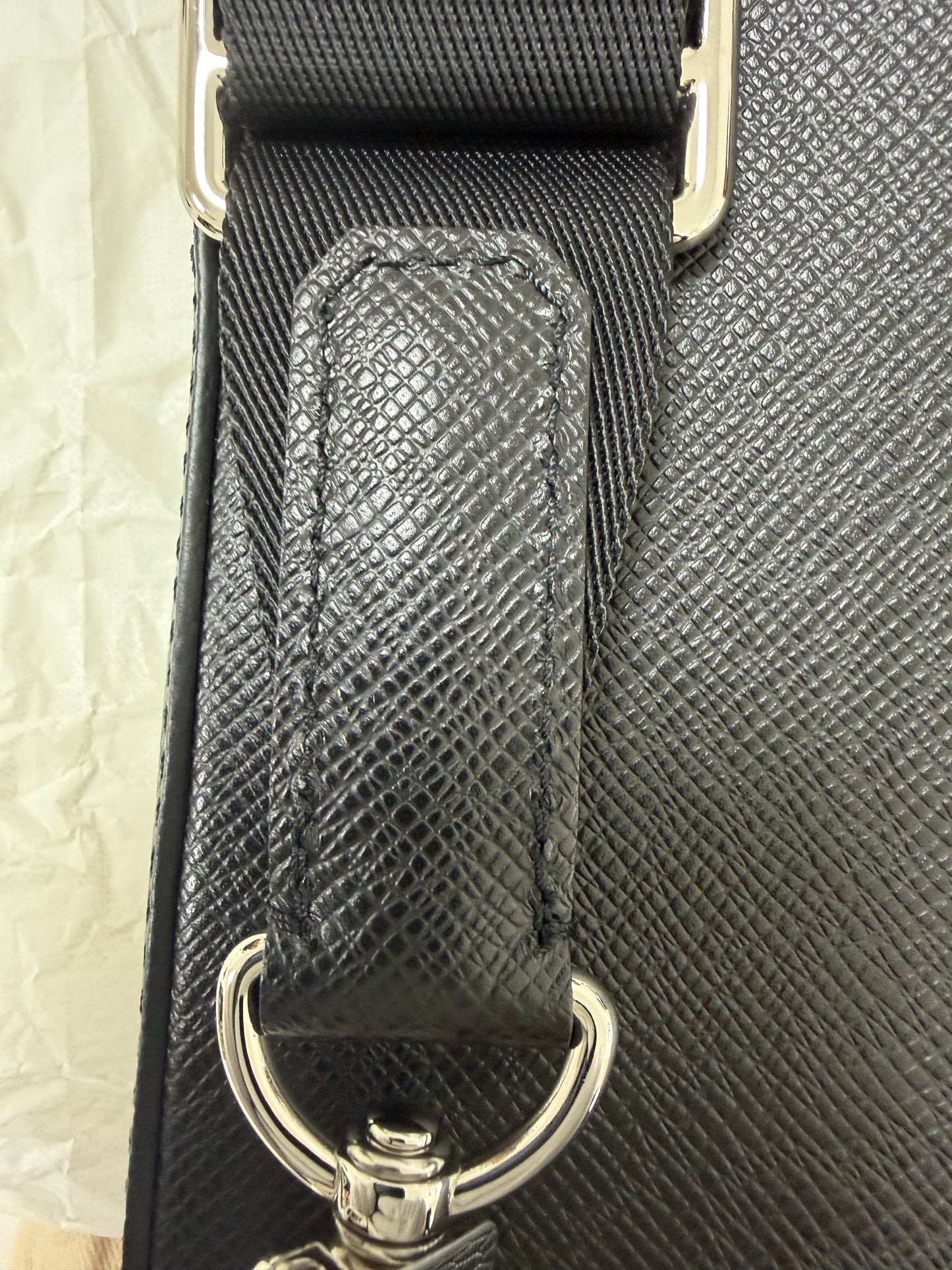 Louis Vuitton Avenue Slingbag Black - PRE OWNED