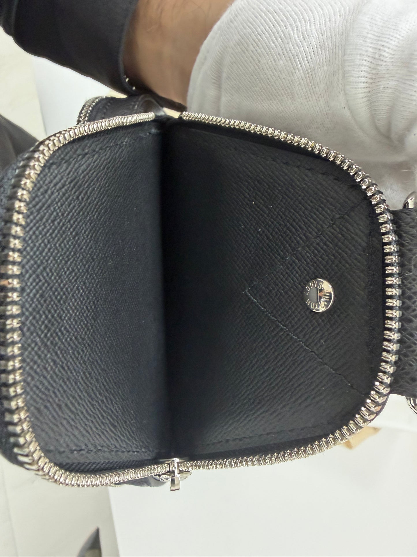 Louis Vuitton Avenue Slingbag Black - PRE OWNED