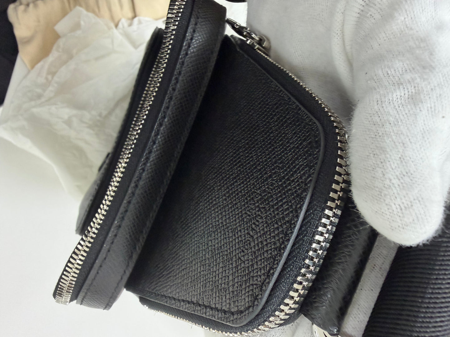 Louis Vuitton Avenue Slingbag Black - PRE OWNED