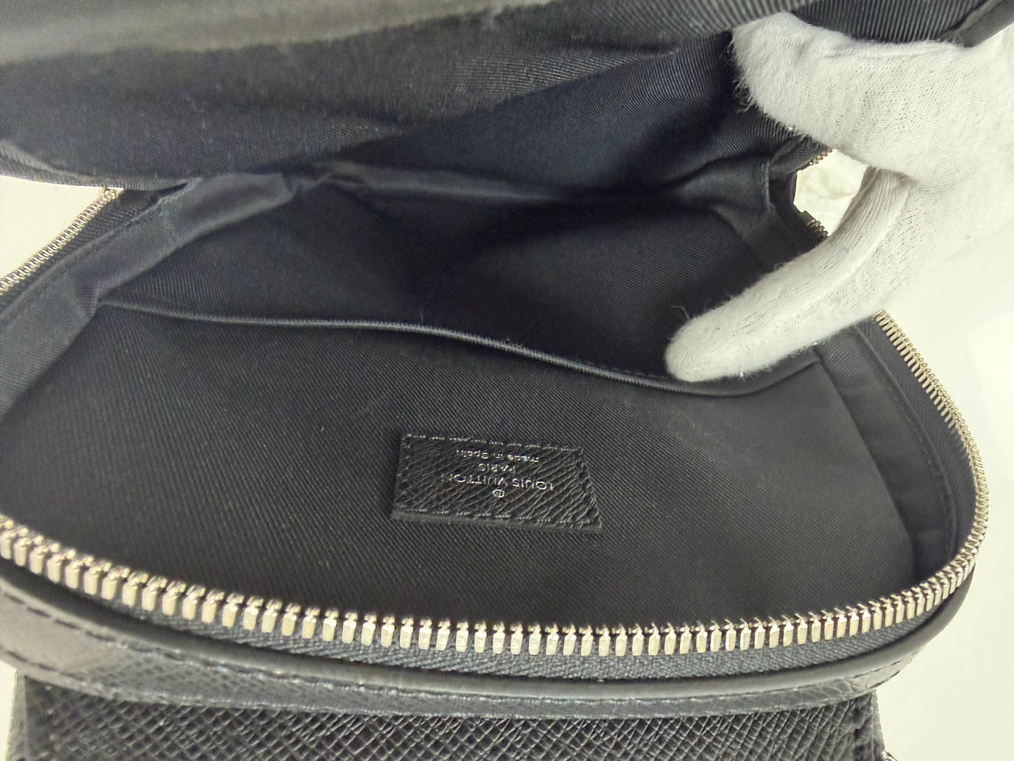 Louis Vuitton Avenue Slingbag Black - PRE OWNED