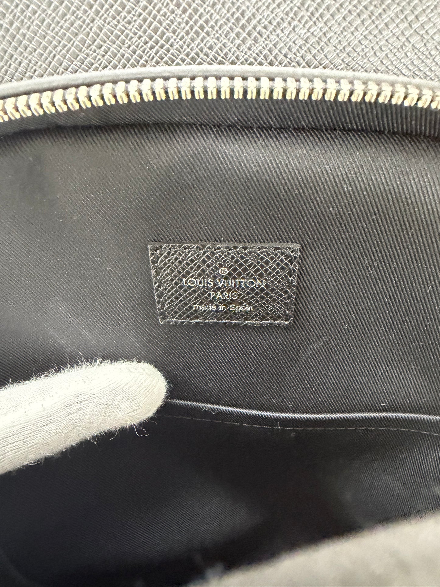 Louis Vuitton Avenue Slingbag Black - PRE OWNED