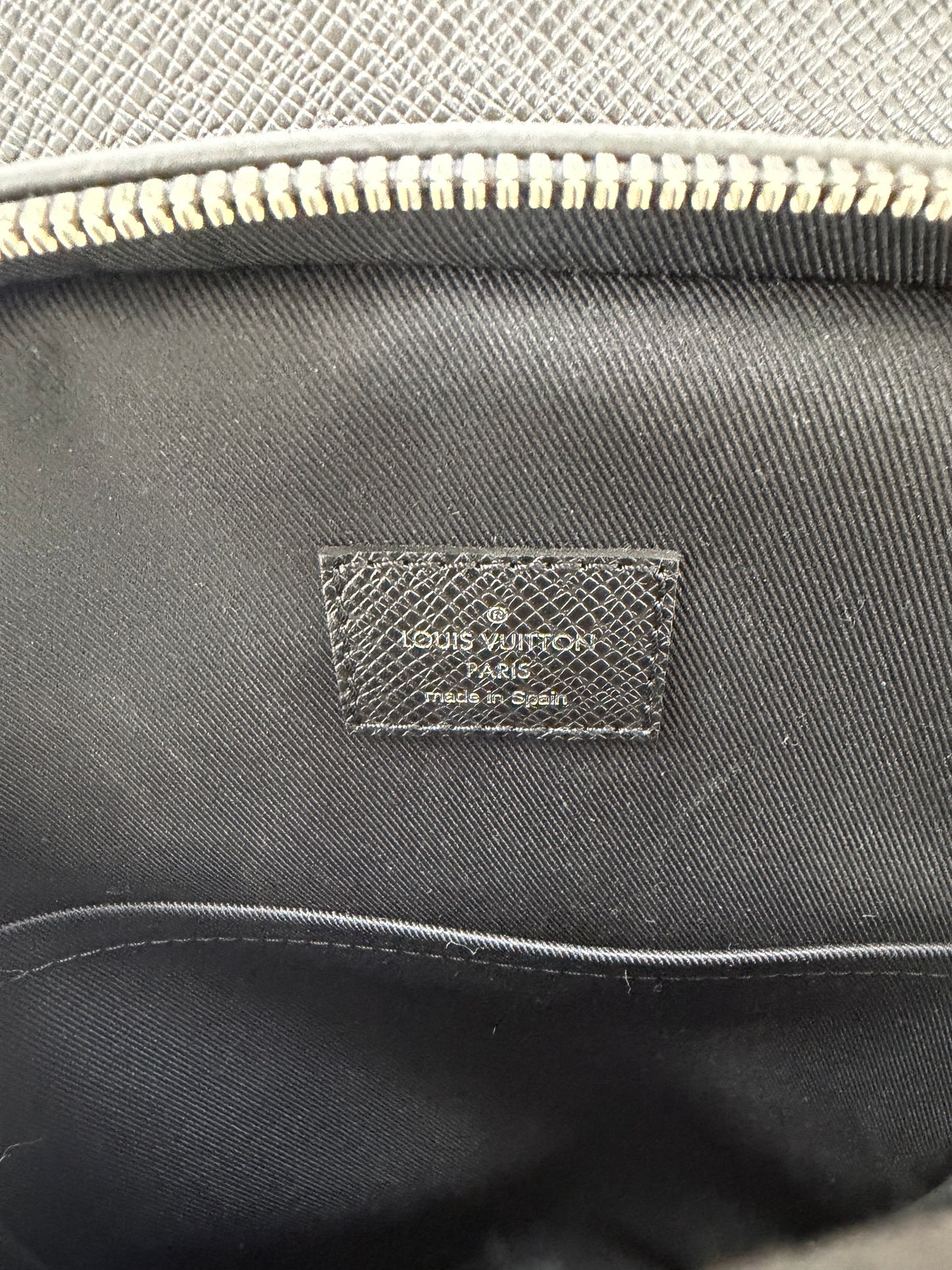 Louis Vuitton Avenue Slingbag Black - PRE OWNED
