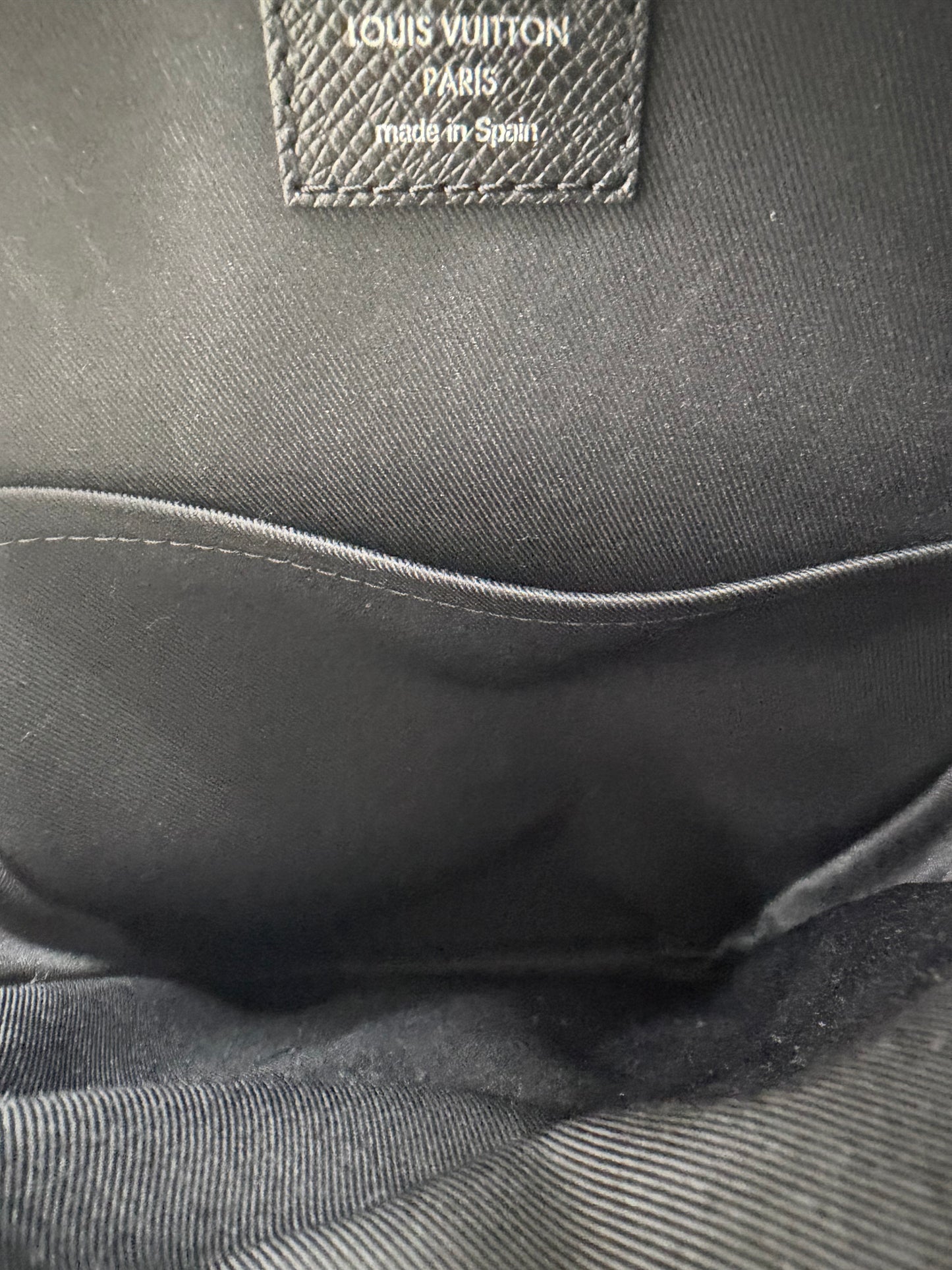 Louis Vuitton Avenue Slingbag Black - PRE OWNED