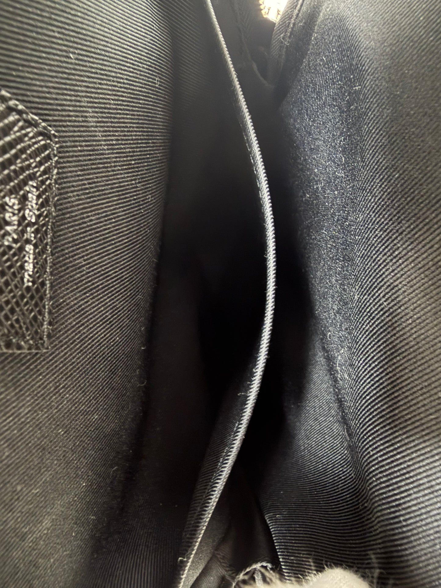 Louis Vuitton Avenue Slingbag Black - PRE OWNED