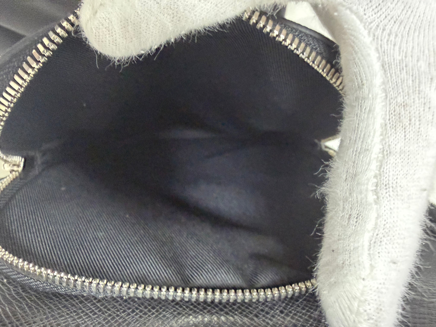 Louis Vuitton Avenue Slingbag Black - PRE OWNED