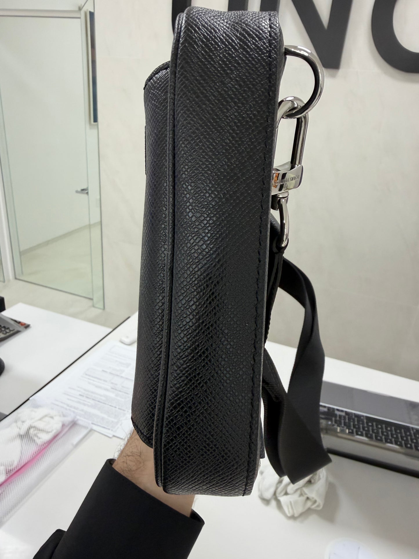 Louis Vuitton Avenue Slingbag Black - PRE OWNED