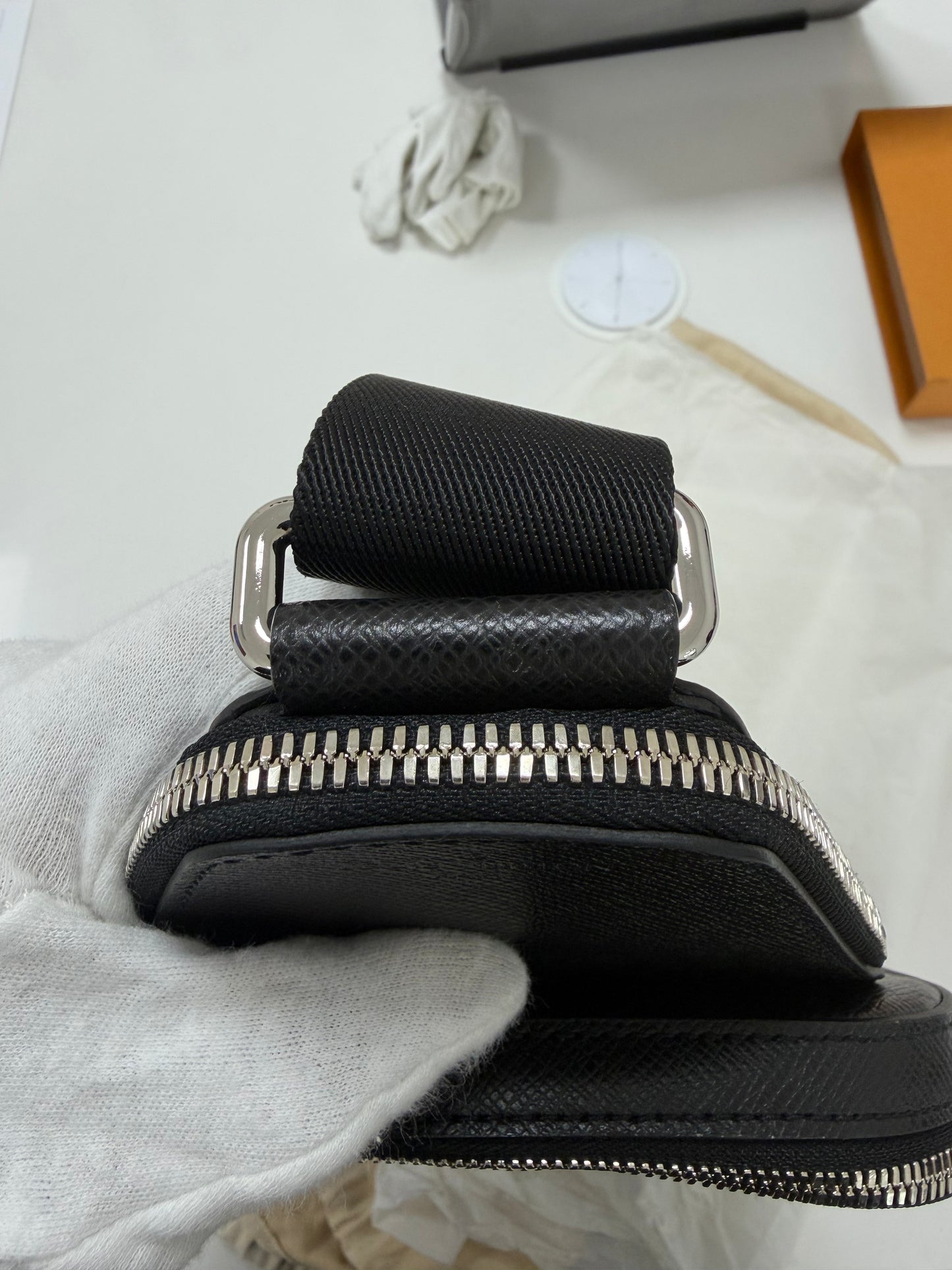 Louis Vuitton Avenue Slingbag Black - PRE OWNED