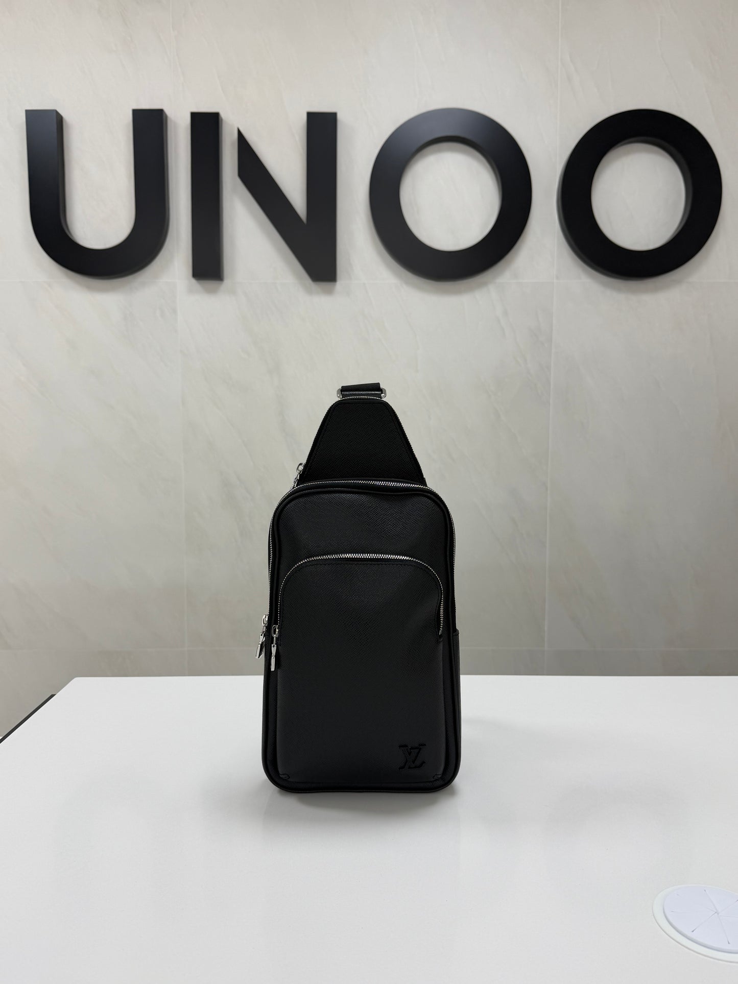 Louis Vuitton Avenue Slingbag Black - PRE OWNED