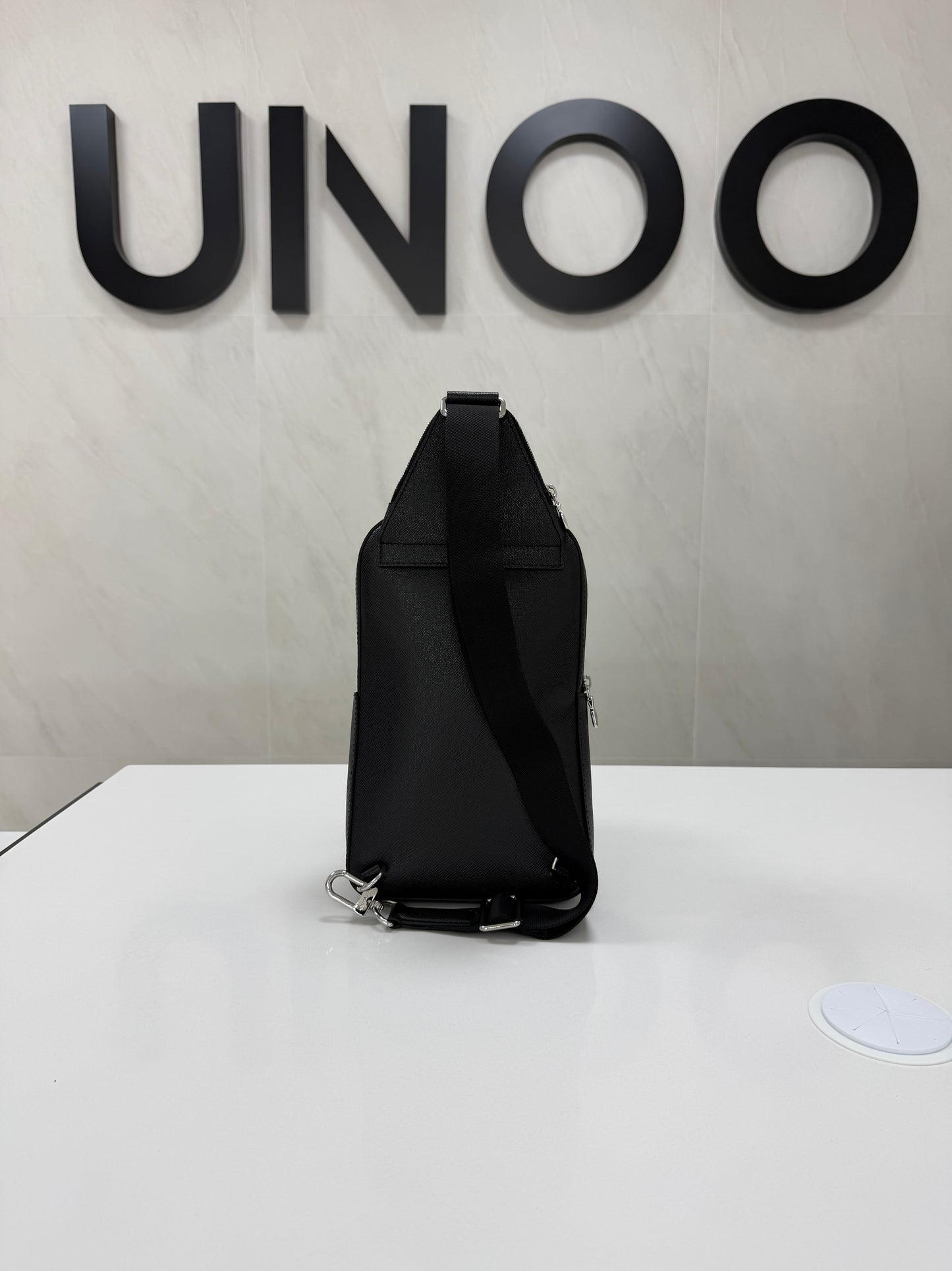 Louis Vuitton Avenue Slingbag Black - PRE OWNED