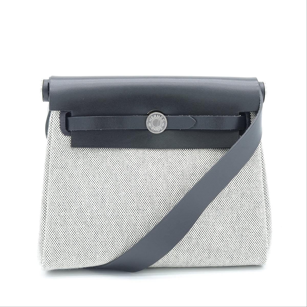 Hermès Herbag Zip Retourne 20 Military Toile Vache Hunter – Ecru & Black – a structured shoulder bag with a light gray