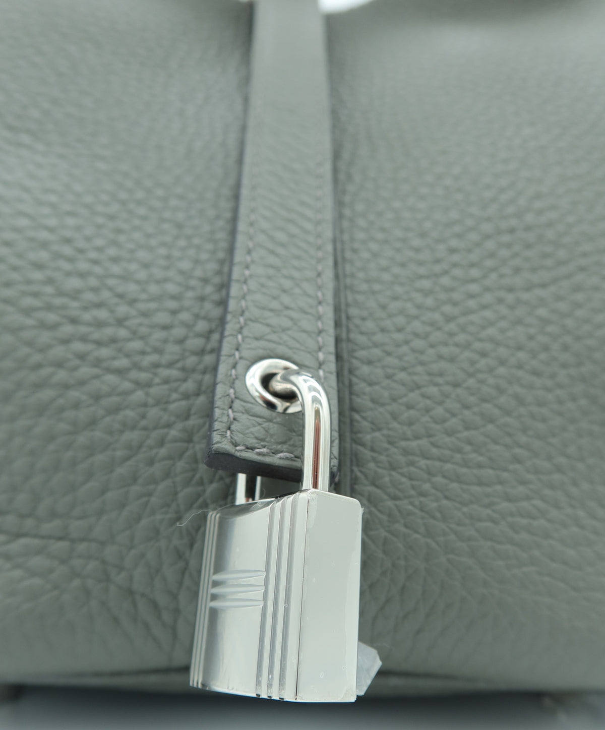Hermès Taurillon Clemence Picotin Lock 18 PM Etain – Good Condition – Close-up of a gray pebbled leather handbag featuring a