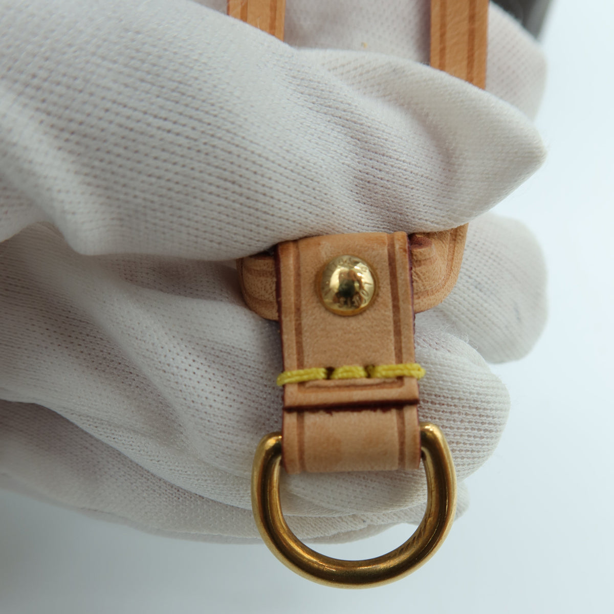 Louis Vuitton Neverfull MM Monogram Tote Bag with Pink Interior – Pre-Loved Good Condition – a close-up of a light tan