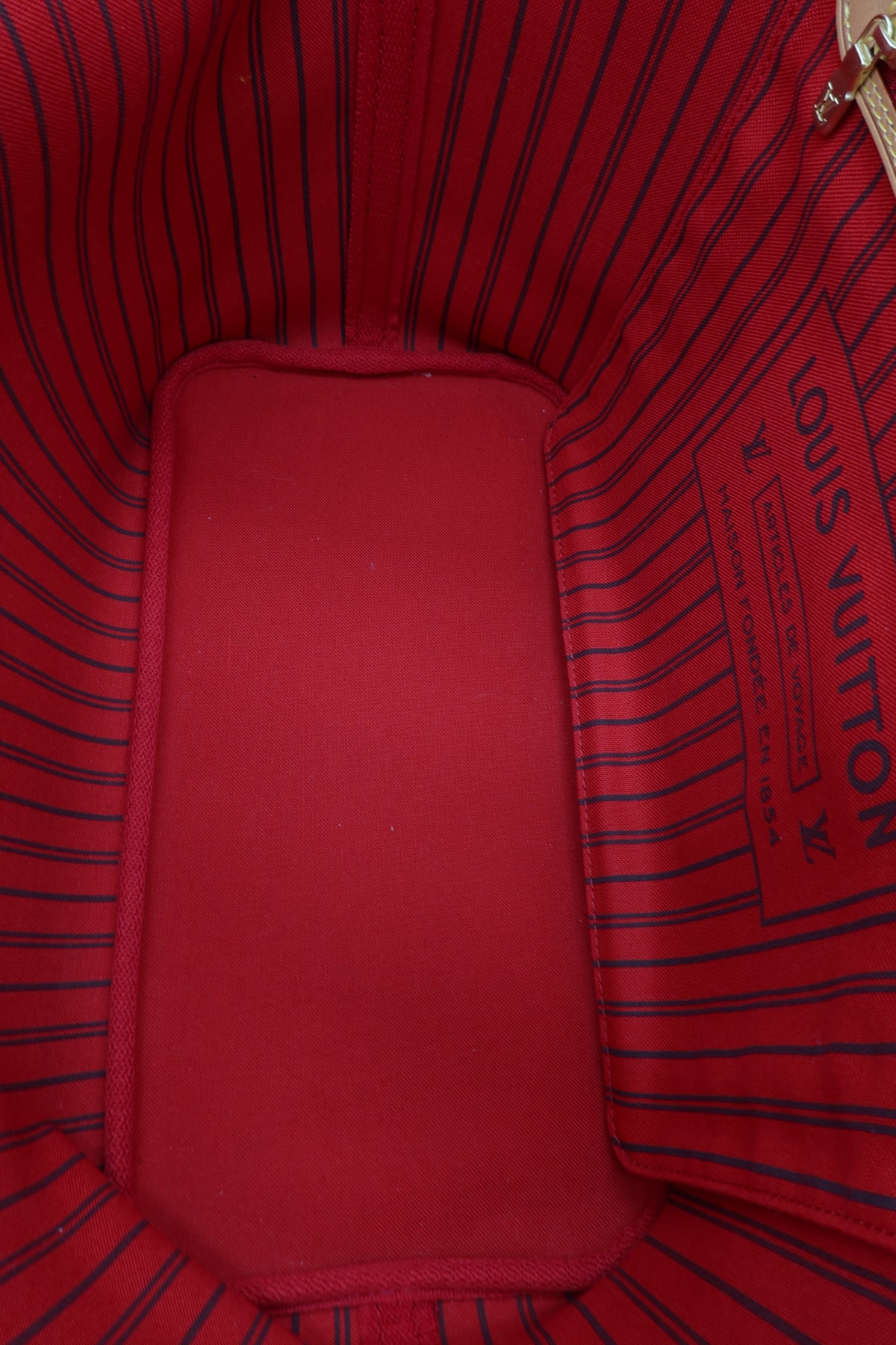 Pre-Owned Louis Vuitton Monogram Tote Bag – Brown – Close-up of the interior lining of a Louis Vuitton bag in red canvas
